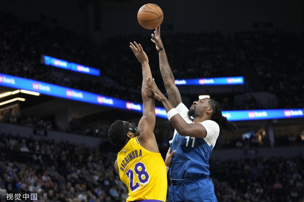 显得格外坚 显得格外坚